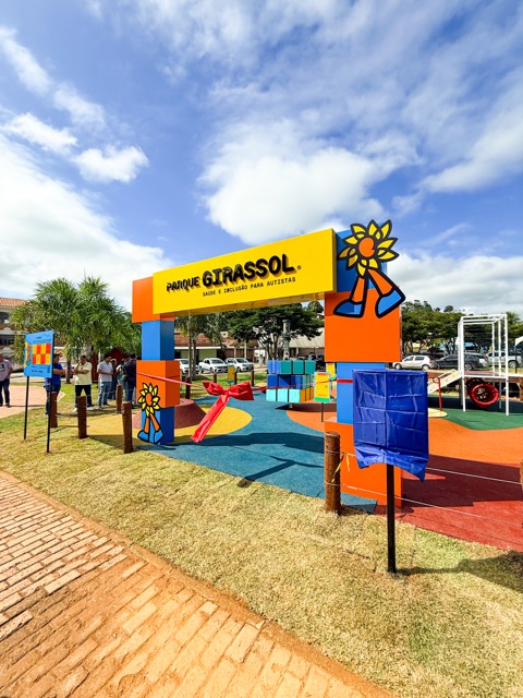 Parque Girassol em Bicas — entrada colorida com placa amarela