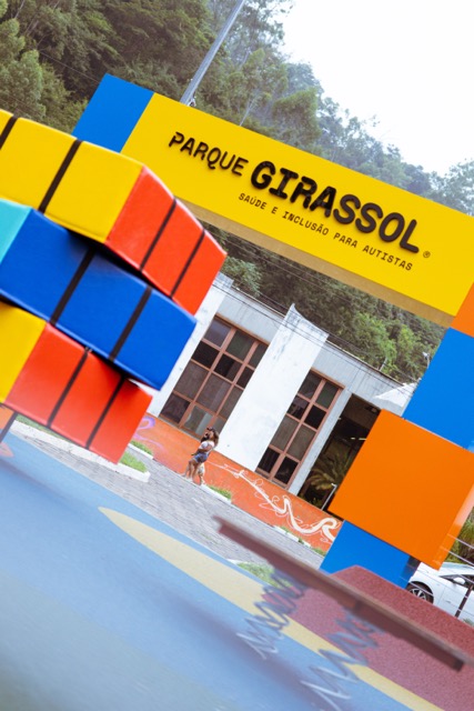 Criança em frente ao Parque Girassol com colar de autismo